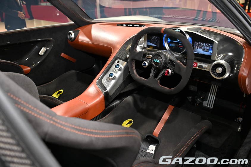 エイム株式会社の「EV SPORT 01」の運転席