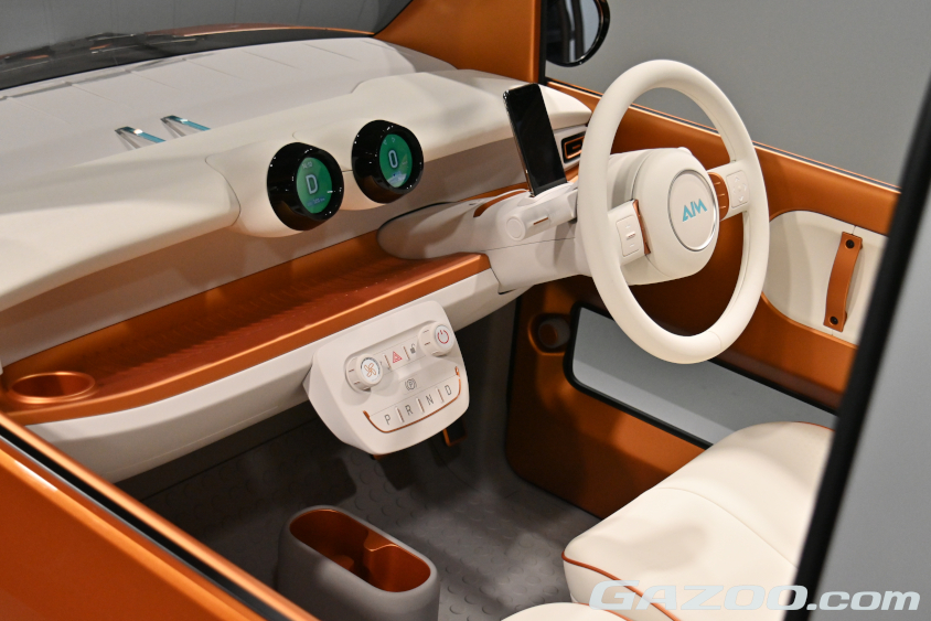 エイム株式会社の超小型BEV「EV MICRO 01」の運転席