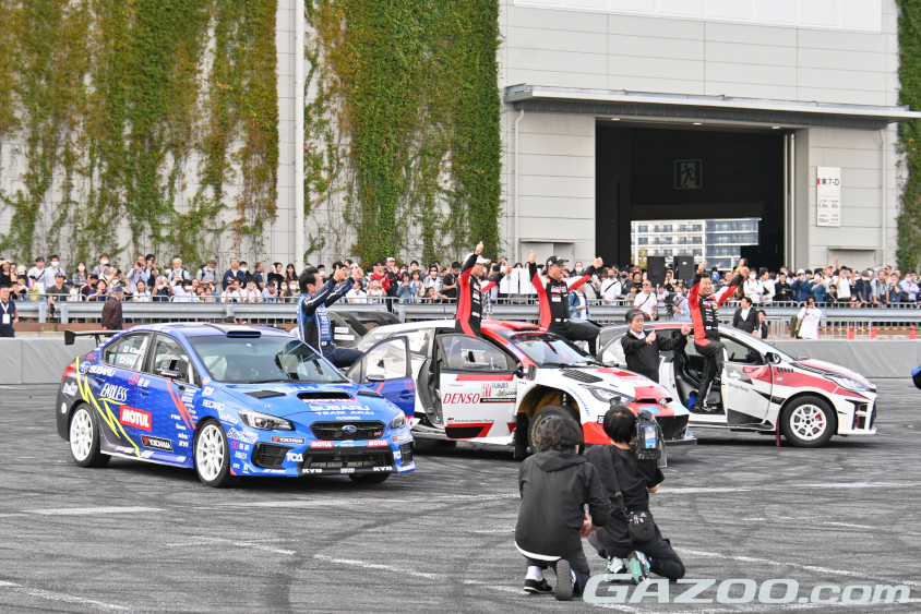 ラリージャパンの開催直前イベントでのデモランの最後は、ファンをバックに集合写真