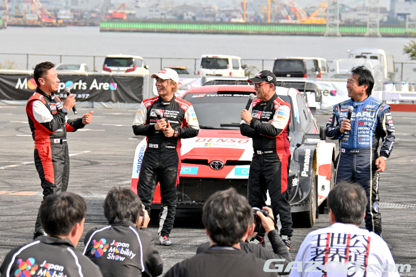 ラリージャパンの開催直前イベントのデモランが終わり笑顔でトークショーをするドライバー(ジャパンモビリティショー2023)