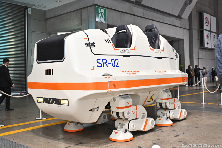 三精テクノロジーズの「4人乗り4足歩行型ライド」