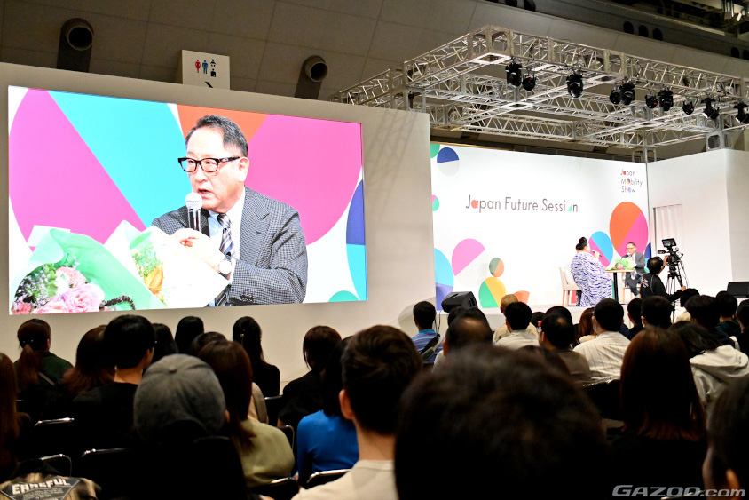 日本自動車工業会の豊田章男会長とマツコ・デラックスさんによる「ジャパンモビリティショー 大反省会」の会場の様子
