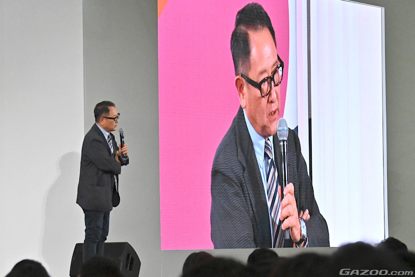 観客の質問に丁寧に答える日本自動車工業会の豊田章男会長