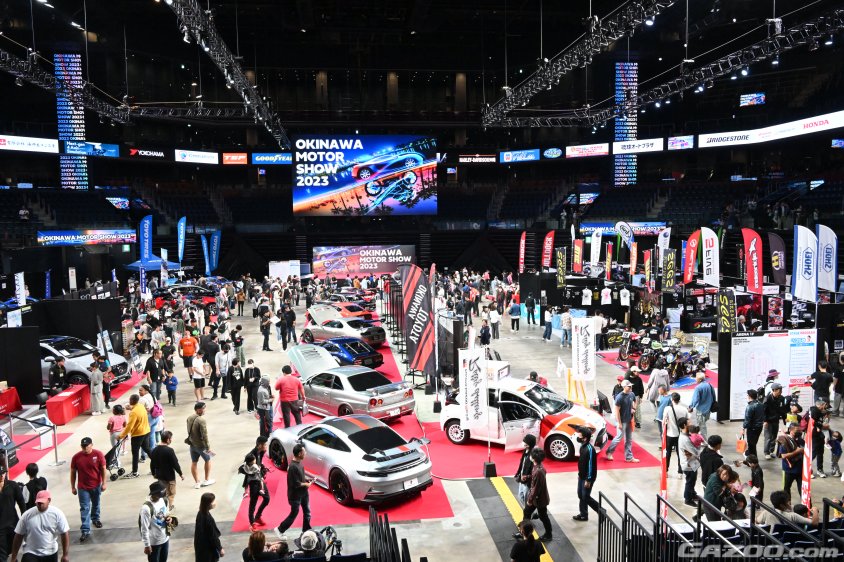 沖縄モーターショー2023の沖縄アリーナ内は４輪、２輪が同じ割合で展示されている