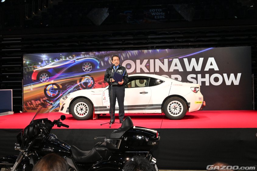 沖縄モーターショー2023のオープニングセレモニーで挨拶する沖縄市の桑江朝千夫市長