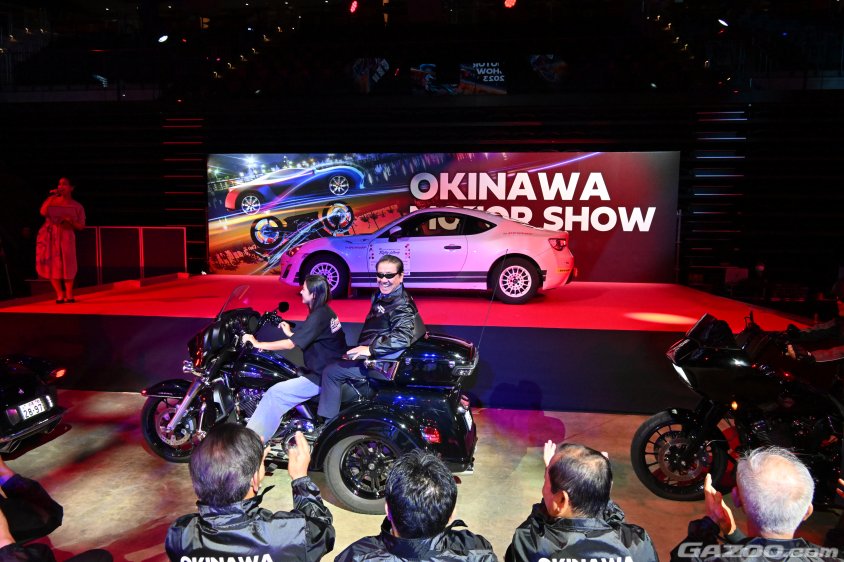 オープニングセレモニーにバイクに乗って登場する演出をした桑江朝千夫市長