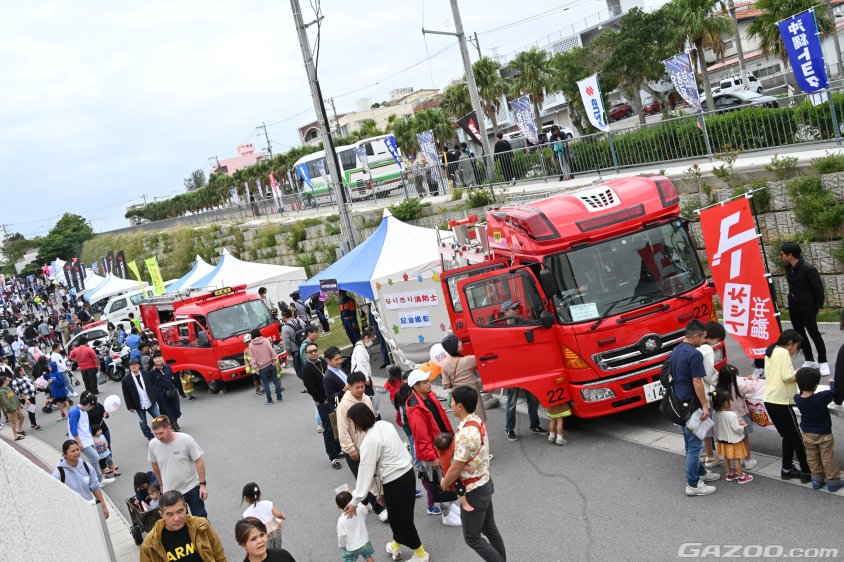 特にパトカーに乗る体験は子供に人気、おまわりさんが優しくサポート