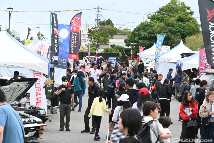 アリーナの外にある車両展示コーナにも多くの人が訪れている