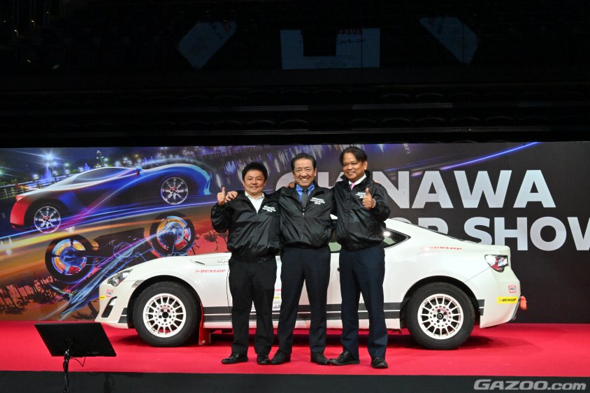 トヨタ自動車GAZOO Racingカンパニーの高橋智也プレジデント、沖縄市の桑江朝千夫市長、うるま市の中村正人市長