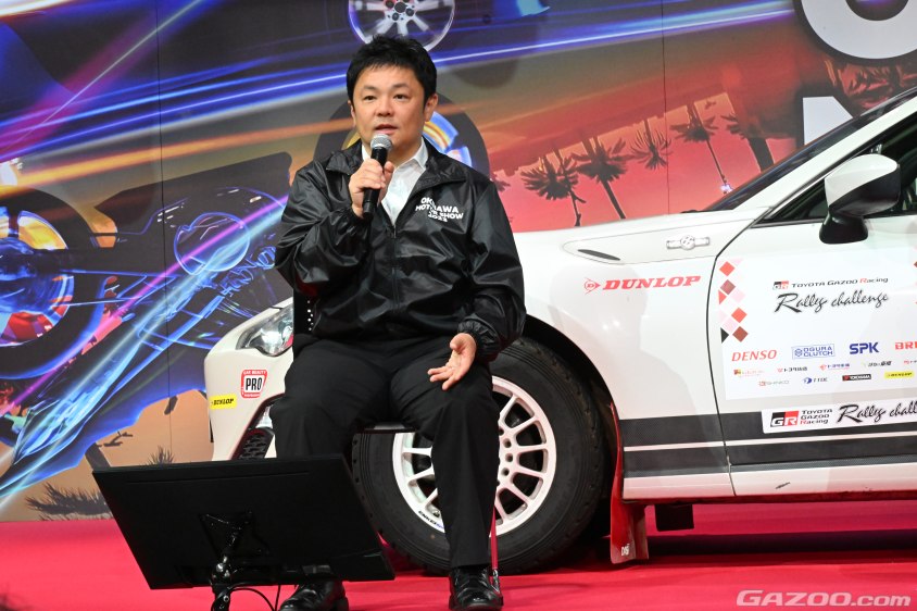 沖縄モーターショー2023のTGRステージで沖縄でラリーチャレンジを実施することを発表する高橋プレジデント
