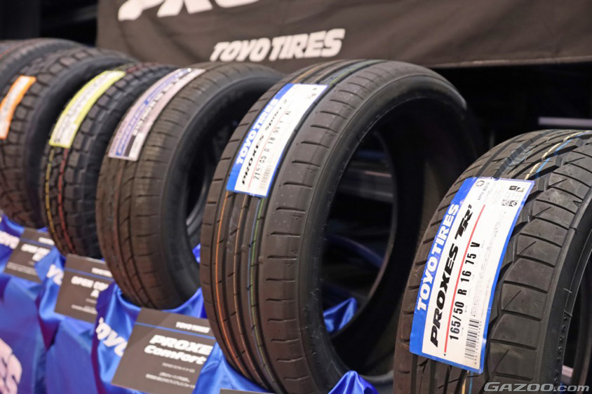 沖縄モーターショーのTOYO TIRE（トーヨータイヤ）ブースに展示されたタイヤ