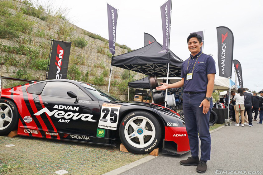 沖縄モーターショーの沖縄ヨコハマタイヤ株式会社の比嘉章人さんとアドバンスープラ(JZA80)