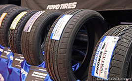 「沖縄の道路は滑りやすい」ってホント!? 沖縄モーターショーでタイヤのプロに聞いてみた