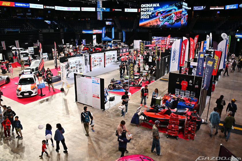 オキナワモーターショー　沖縄アリーナのメインフロア