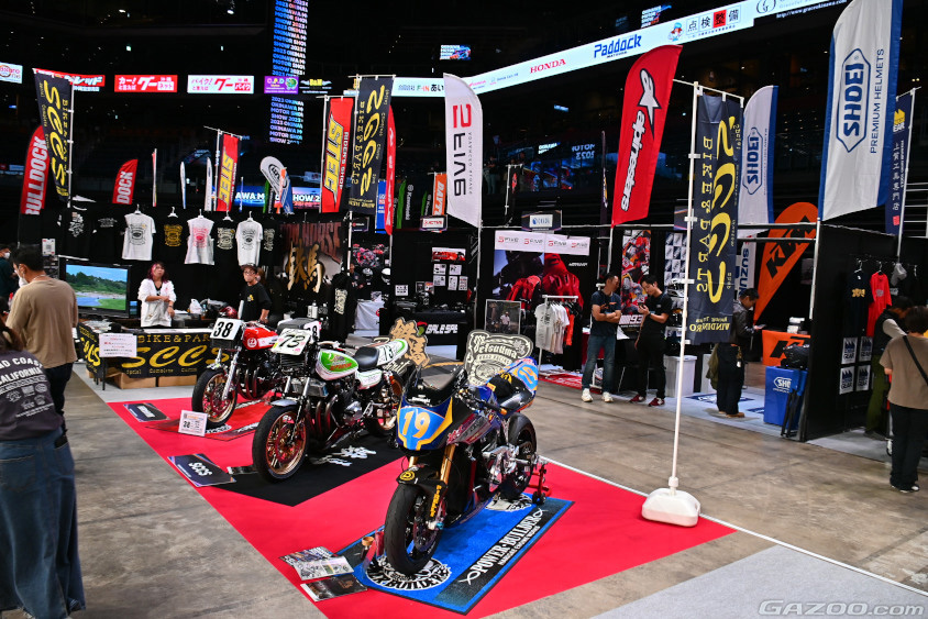 オキナワモーターショー　メインフロア内のブース