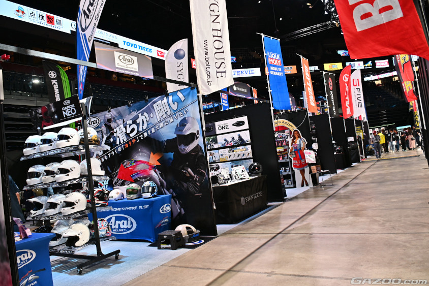 オキナワモーターショー　メインフロア内のブース