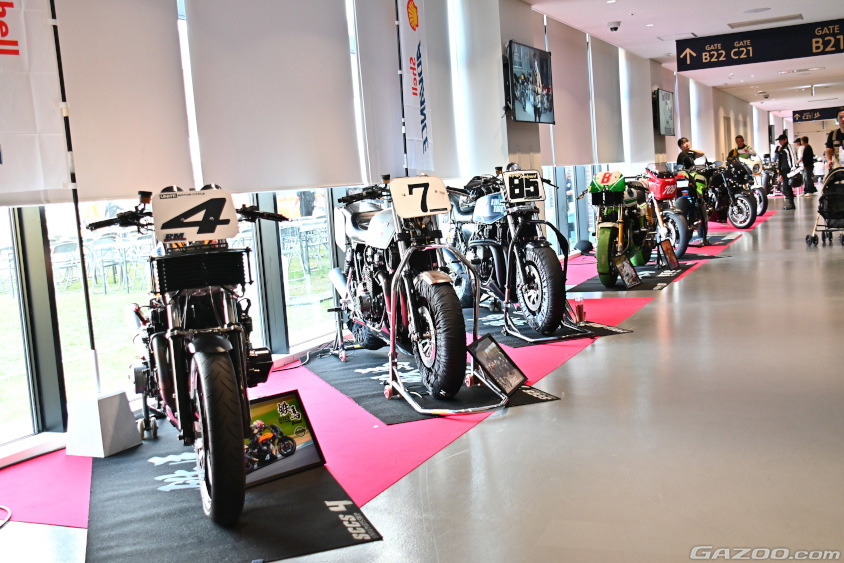 オキナワモーターショー　通路のバイクの展示