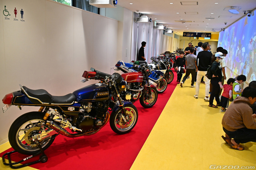 オキナワモーターショー　通路のバイクの展示