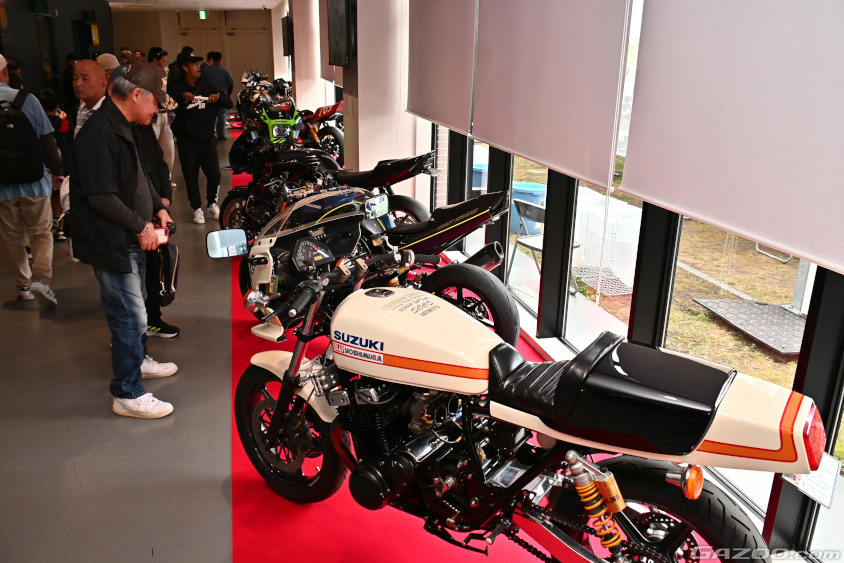 オキナワモーターショー　所狭しとカスタムバイクが並ぶ