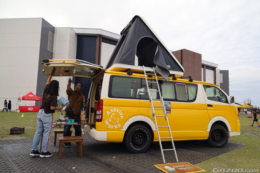 沖縄モーターショーに展示されたアソビバワークスのトヨタ・ハイエース