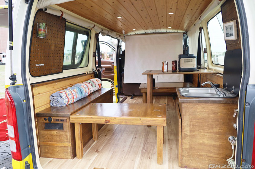 アソビバワークスのトヨタ・ハイエースの室内