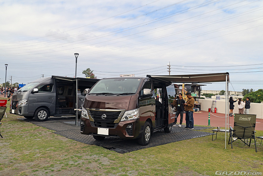 沖縄モーターショーに出展した『キャンピグカーレンタル トミーアップ』のが展示した日産・キャラバンのキャンピングカー仕様と車中泊仕様