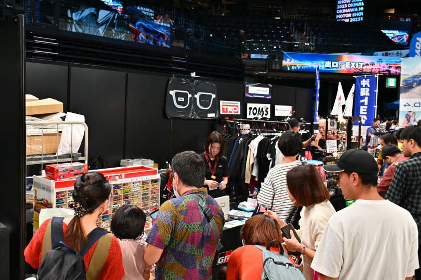 沖縄トヨタ自動車のブースい子どもたちが集まる（オキナワモーターショー2023）