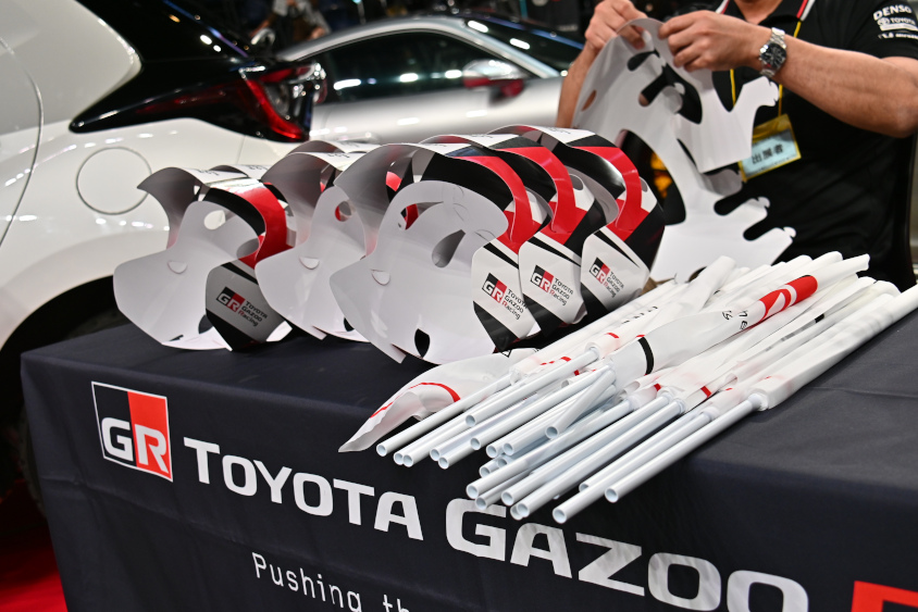 沖縄トヨタ自動車のブースで配られていた紙のヘルメットとフラッグ（オキナワモーターショー2023）