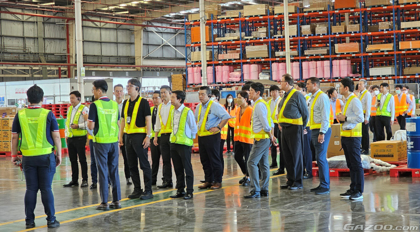 CPとSCGのタイの物流現場を視察する様子