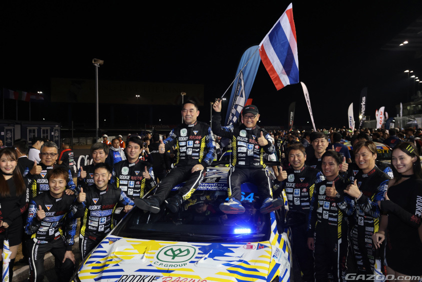タイ10時間レースを完走し記念撮影する豊田章男会長とドライバー