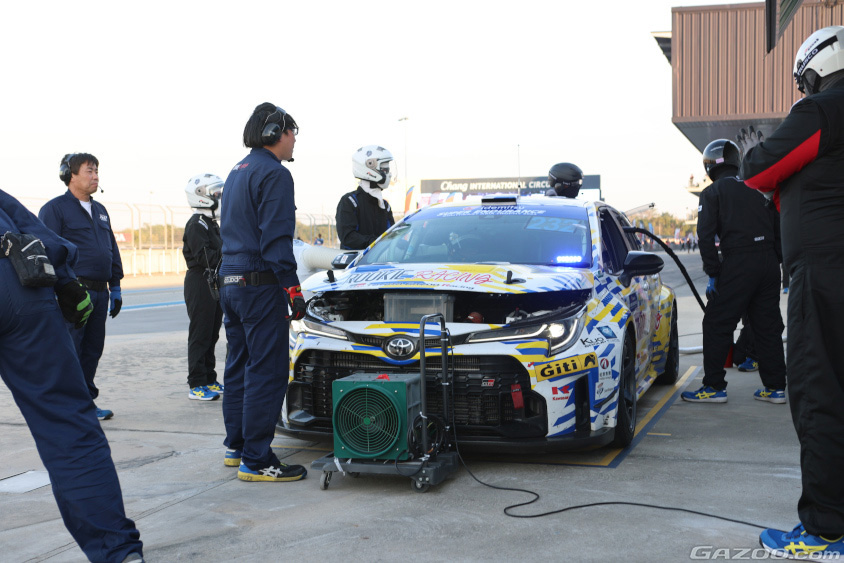 水素エンジンGRカローラの給水素の様子