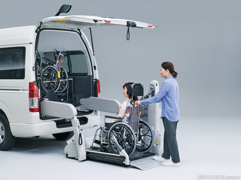 車いすを持ち上げるリフト
