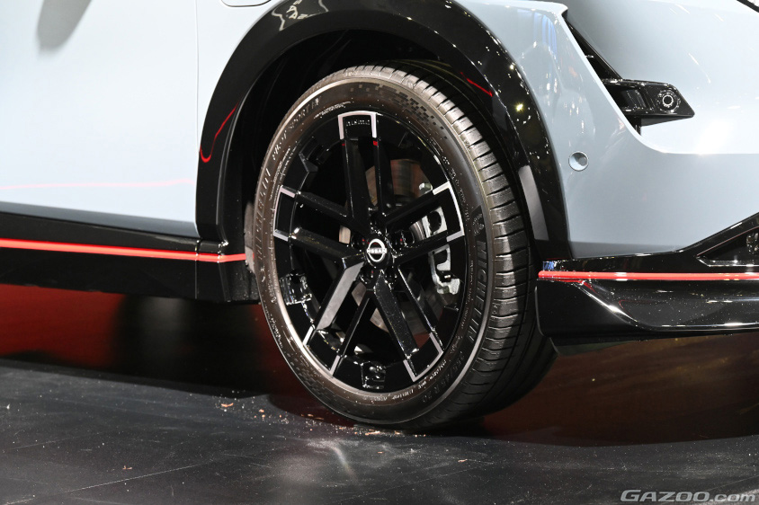 専用設計のタイヤとエンケイと開発した20インチ専用ホイール