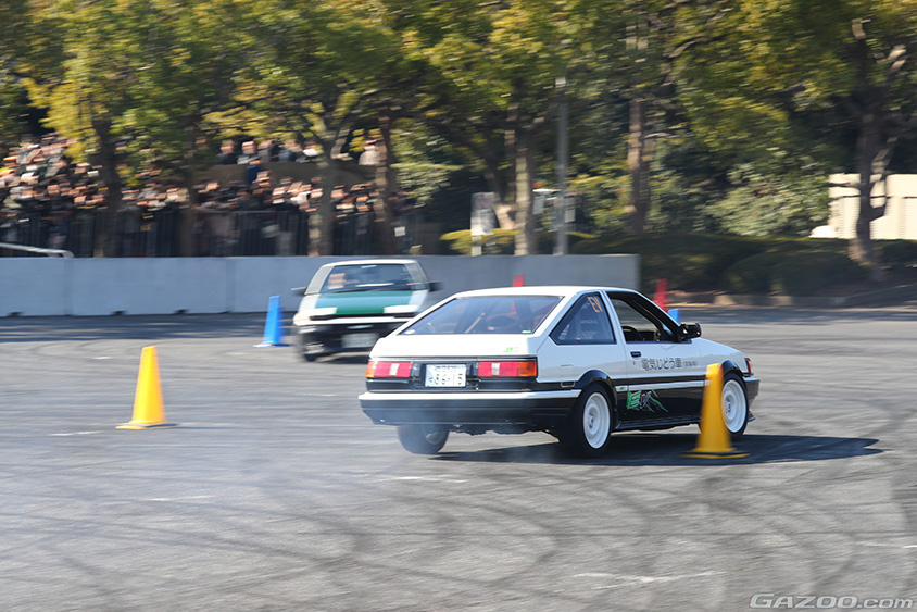 東京オートサロン2024 AE86 BEVとAE86 スーパーマメ号のジムカーナ対決