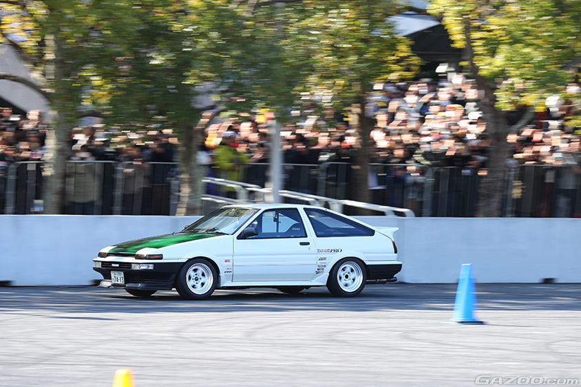 東京オートサロン2024 AE86 BEVとAE86 スーパーマメ号のジムカーナ対決