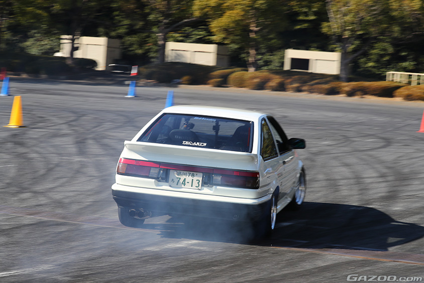 東京オートサロン2024 AE86 BEVとAE86 スーパーマメ号のジムカーナ対決