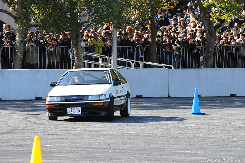 東京オートサロン2024 AE86 BEVとAE86 スーパーマメ号のジムカーナ対決