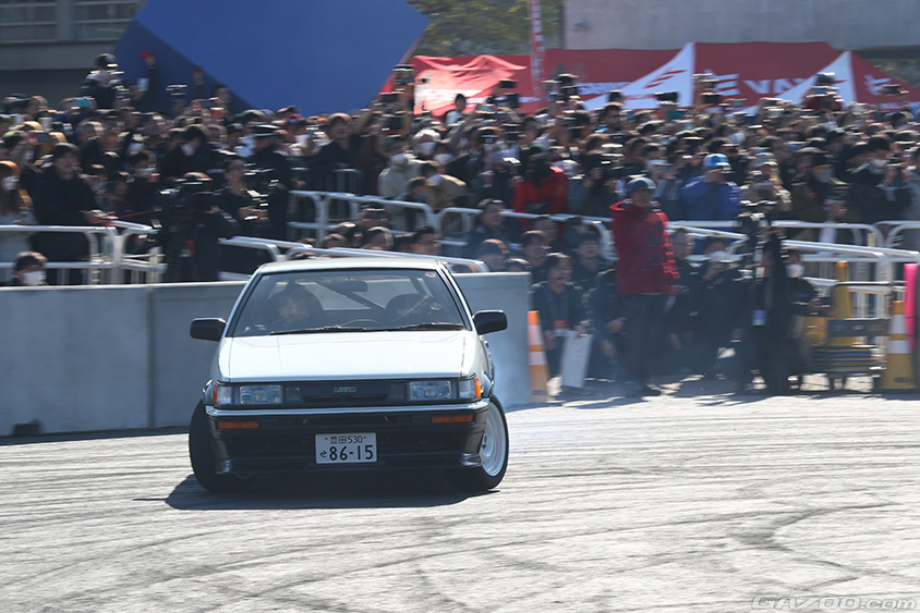 東京オートサロン2024 AE86 BEVとAE86 スーパーマメ号のジムカーナ対決