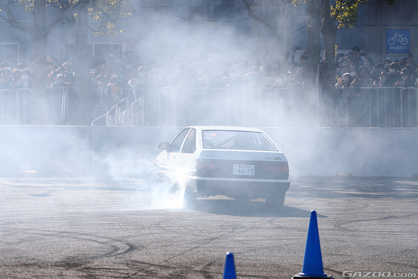 東京オートサロン2024 AE86 BEVとAE86 スーパーマメ号のジムカーナ対決