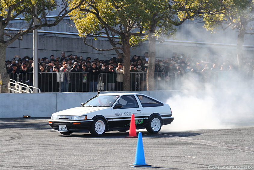 東京オートサロン2024 AE86 BEVとAE86 スーパーマメ号のジムカーナ対決