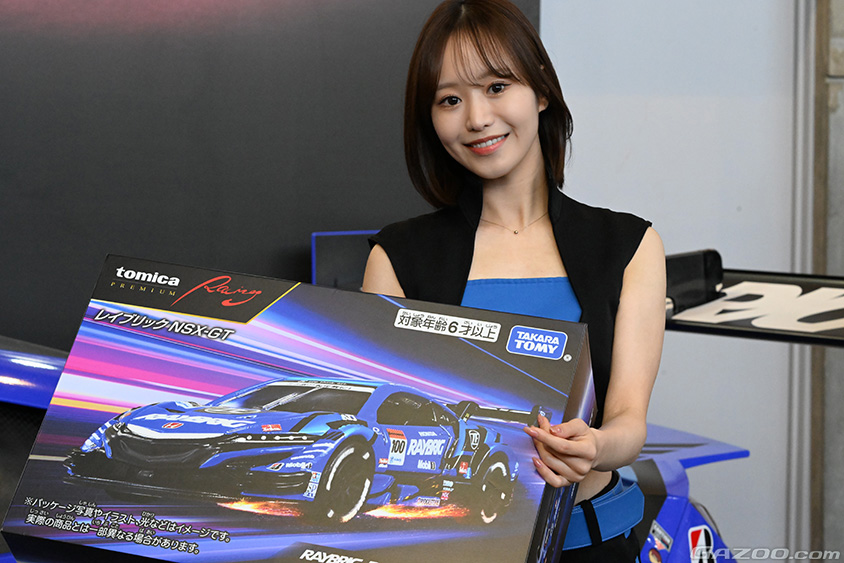 東京オートサロン2024　トミカブースの松田彩花