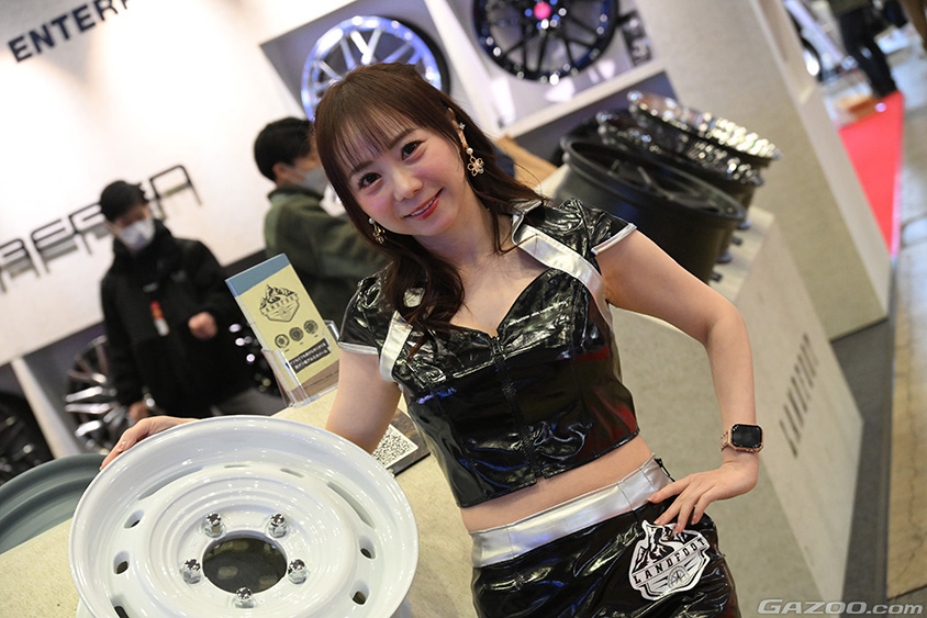 東京オートサロン2024　トピー工業ブースの神崎なお(ちょこたん)