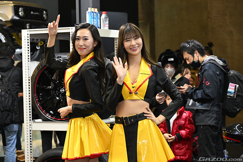 東京オートサロン2024　ダンロップブースの籾山采子、椎レイナ