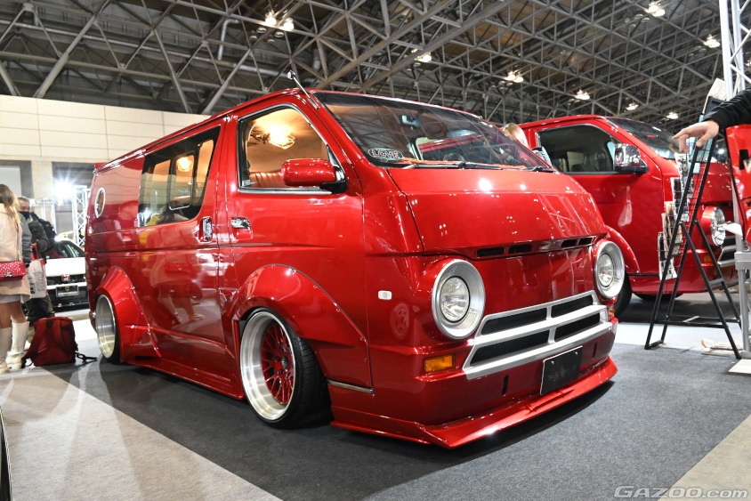 ハイエースにダッヂA100をオマージュしたフェイススワップキットを装着し、ローダウン仕様にした「DodgeA-Works」