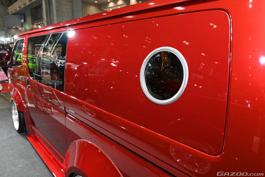 「DodgeA-Works」のサイドの丸窓