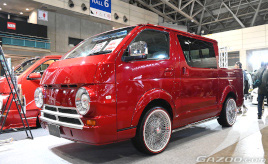 ハイエースをオープンデッキスタイルに！ ぱっちりお目目も印象的なT-styleの「Hi-TRACKIN」･･･東京オートサロン2024