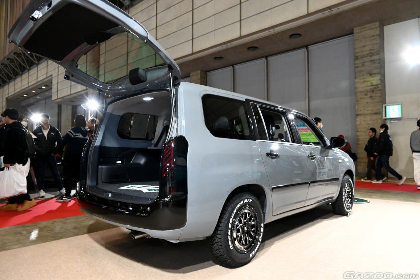 ステルスのグレーのボディカラーのプロボックス