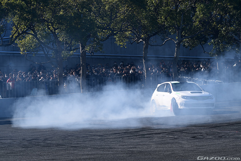 東京オートサロン2024 TGRのラリーカーのデモランでモリゾウ選手がスバルインプレッサSTIをデモラン