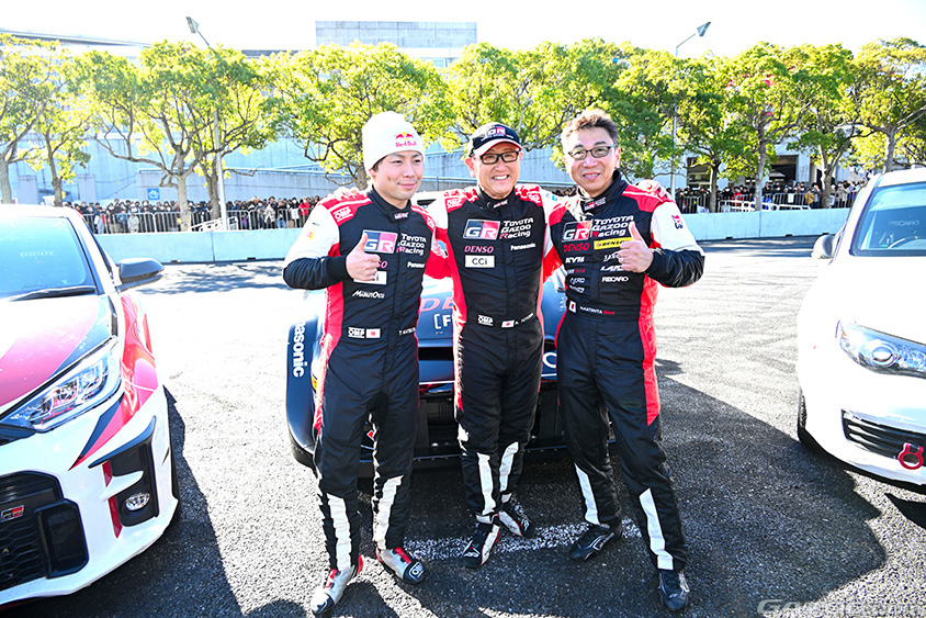 東京オートサロン2024 TGRのラリーカーのデモランを終えた勝田貴元選手、モリゾウ選手、勝田範彦選手