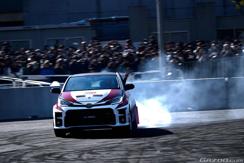 東京オートサロン2024 TGRのラリーカーのデモランでドライバーのモリゾウ選手、コドラ勝田貴元選手が白煙を上げる